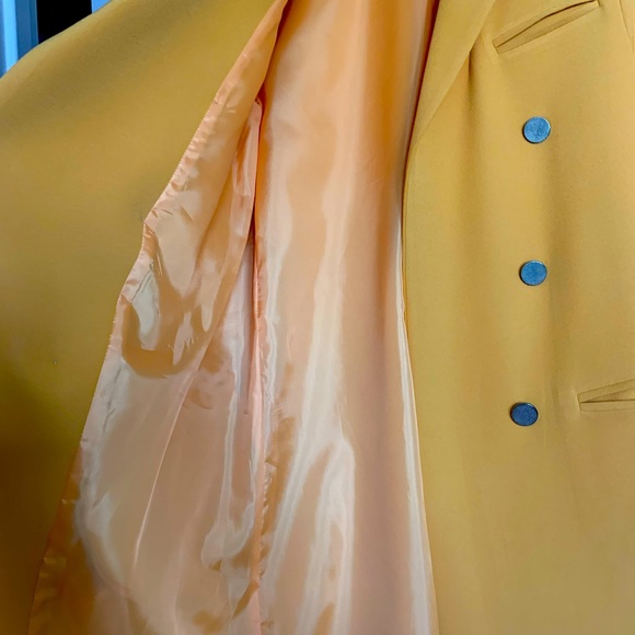 spring yellow coat in good condition.size Small - Picture 3 of 6